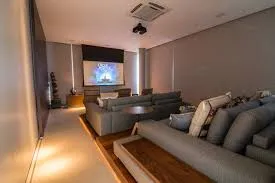 Sala de cinema residencial com projetor